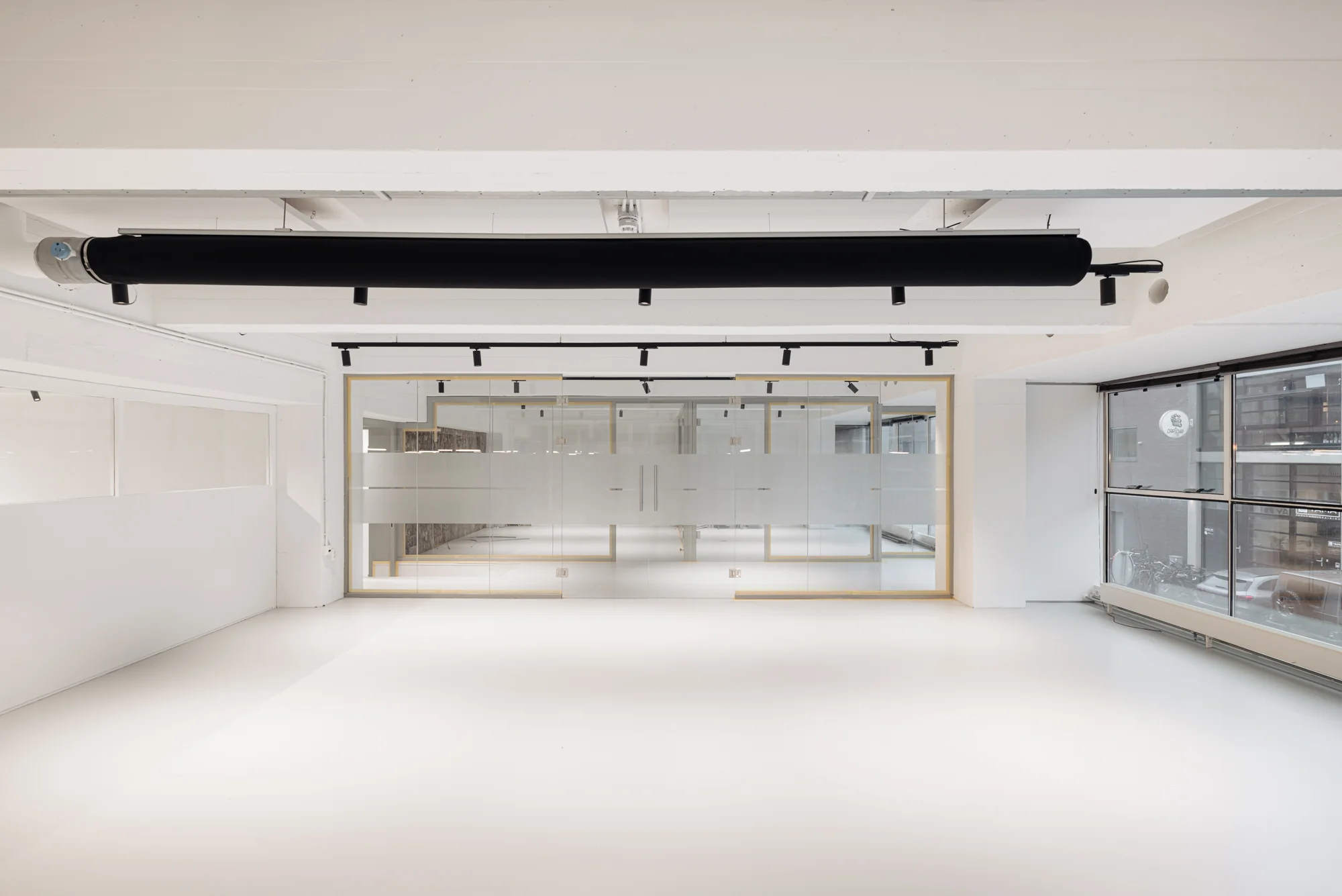 Lichte, moderne kantoorruimte aan de Generaal Vetterstraat met glazen vergaderruimte en grote raampartijen.