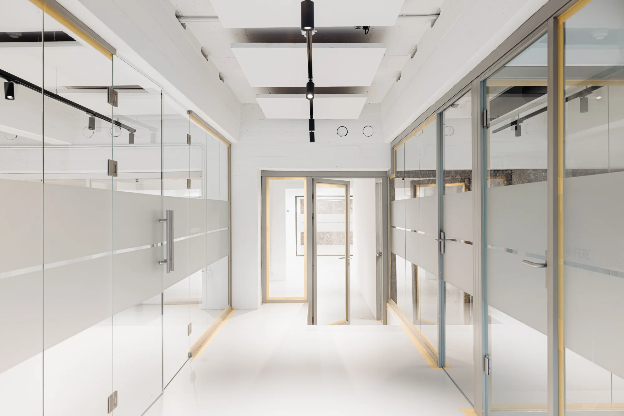 Heldere, moderne kantoorruimte aan de Generaal Vetterstraat met glazen wanden en minimalistisch interieur.