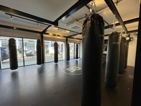 Boksstudio met meerdere zware bokszakken bij daglicht aan de Pieter Baststraat in Amsterdam.