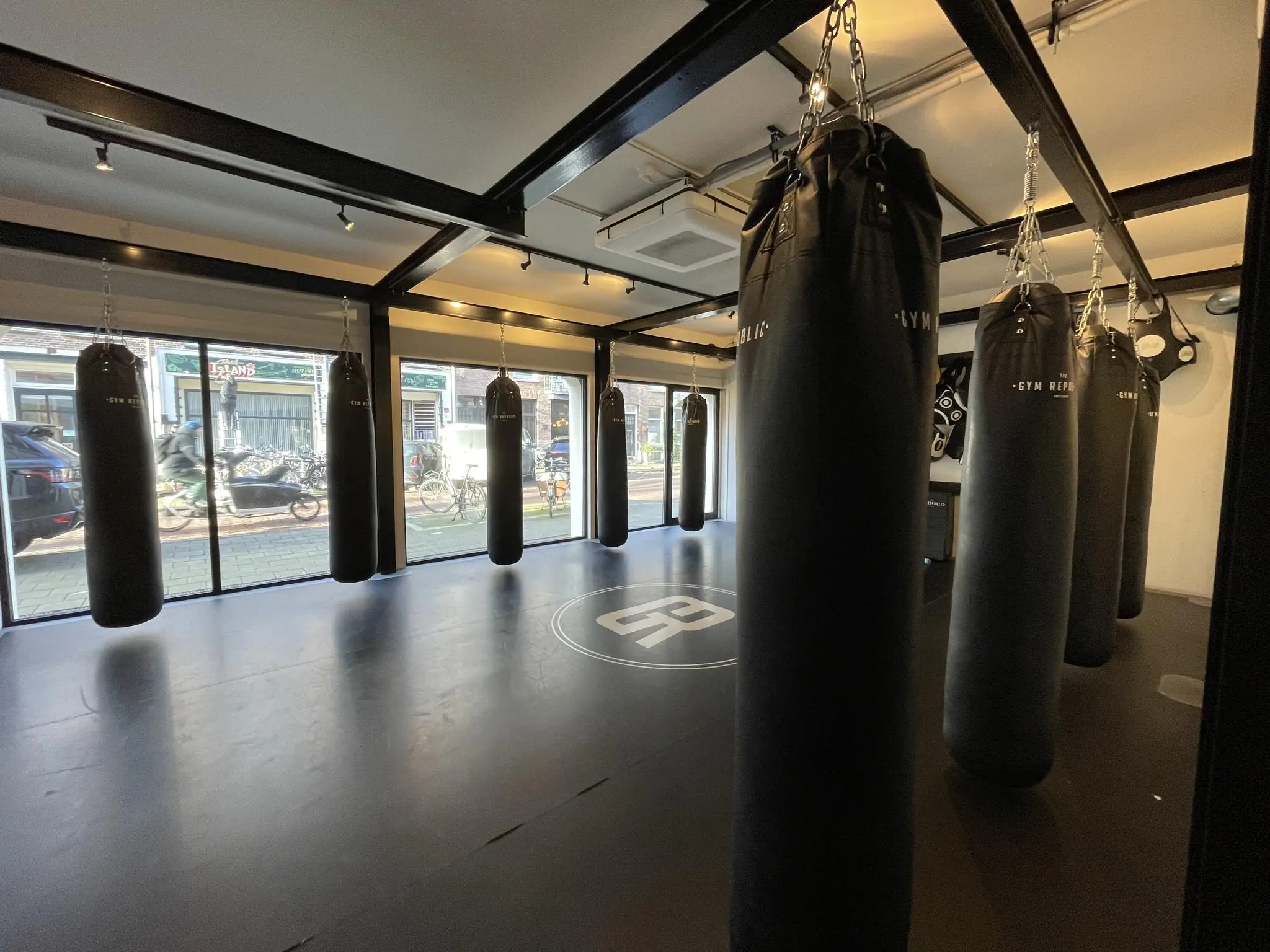 Boksstudio met meerdere zware bokszakken bij daglicht aan de Pieter Baststraat in Amsterdam.