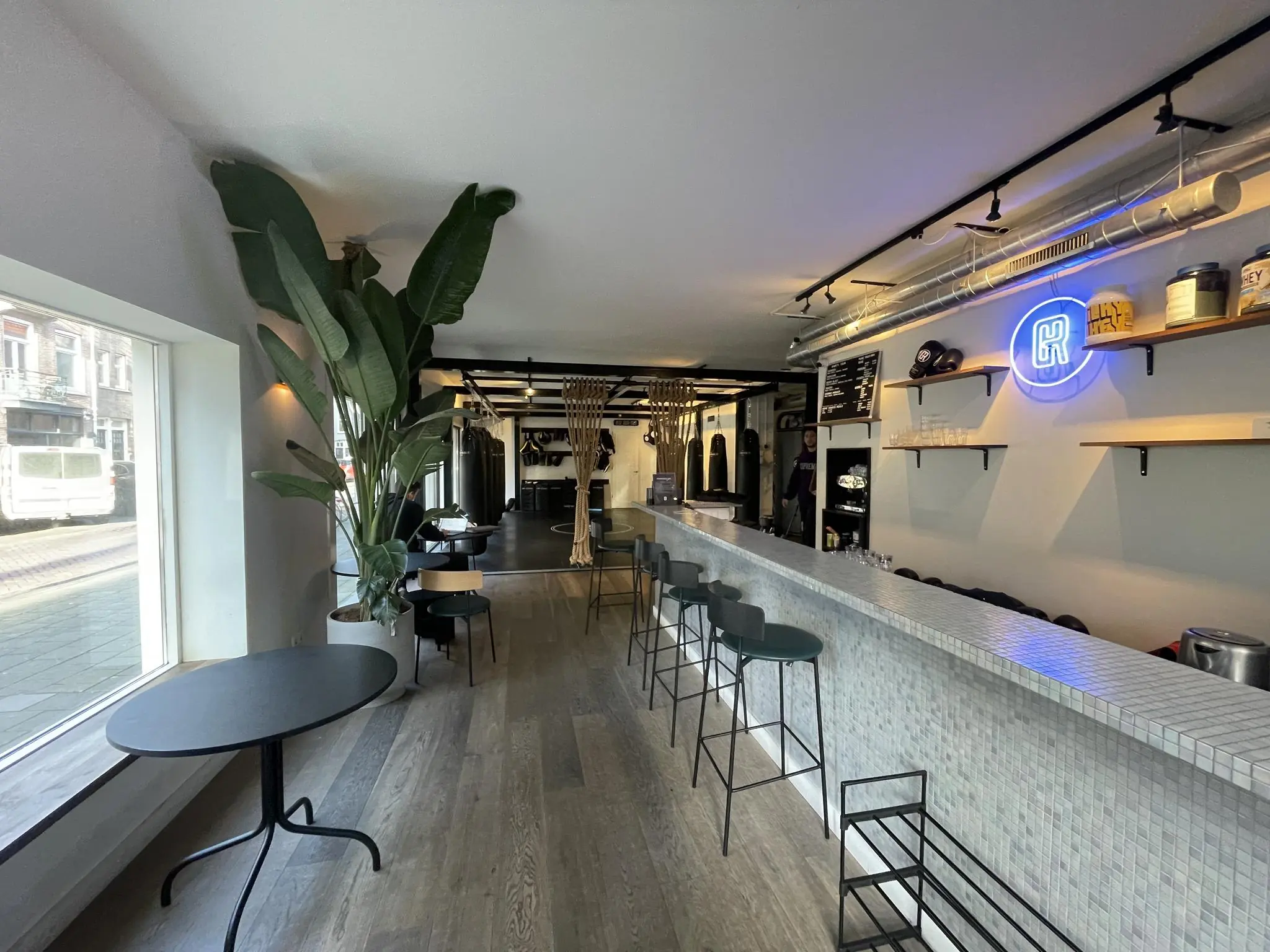 Modern interieur van een sportschool met bar en zitgedeelte aan de Pieter Baststraat.