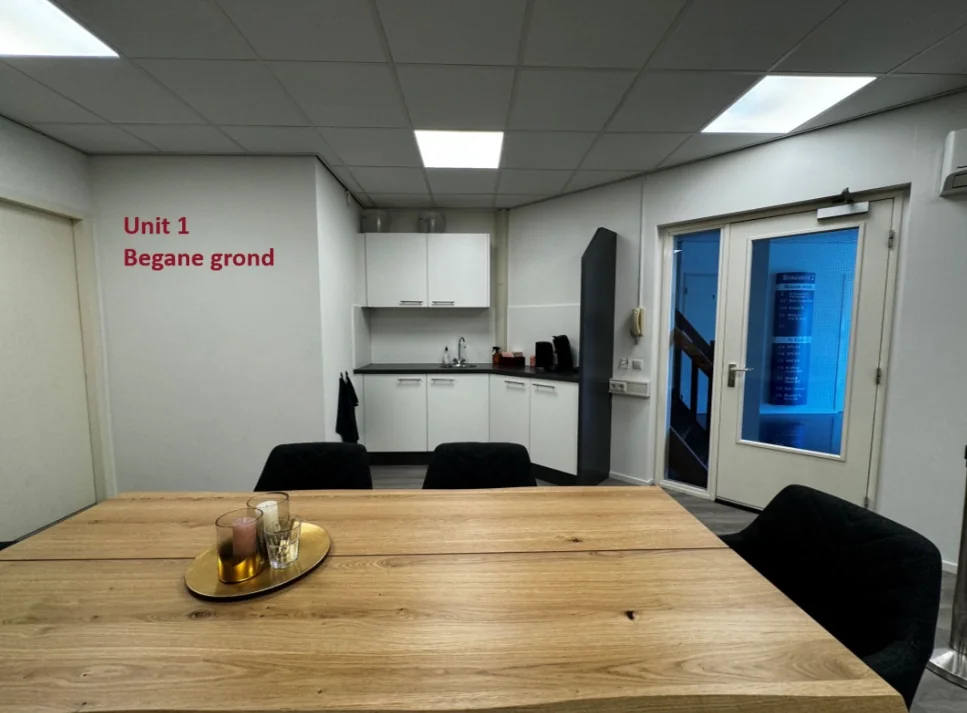 Moderne bedrijfsunit met keukenblok en vergadertafel op de begane grond van Unit 1 in Bergveste.