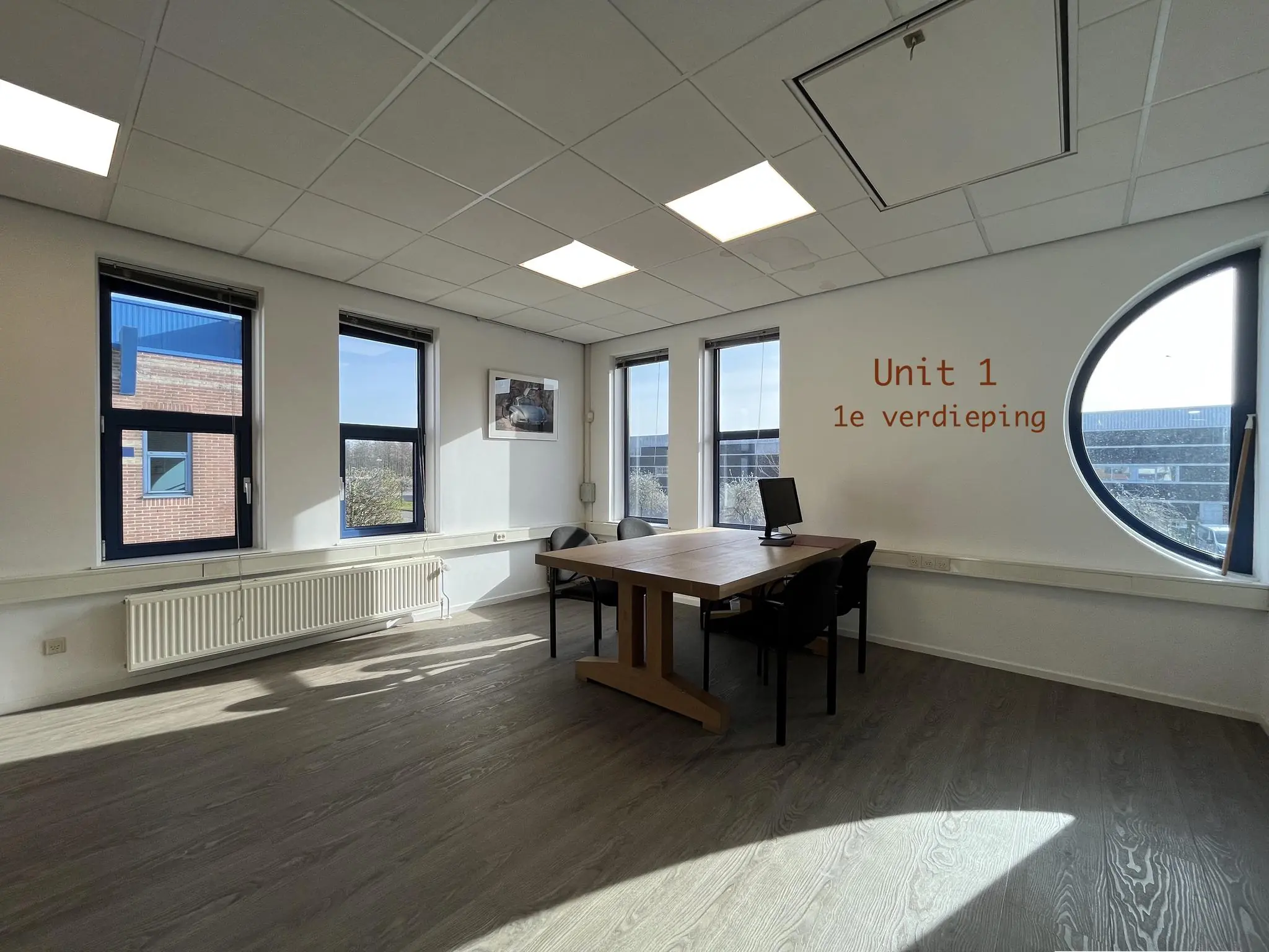 Modern kantoor met houten tafel en computer in Unit 1 op de eerste verdieping van Bergveste.