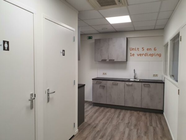 Een nette, moderne gang met toiletten en een kitchenette bij units 5 en 6 op de eerste verdieping van Bergveste.