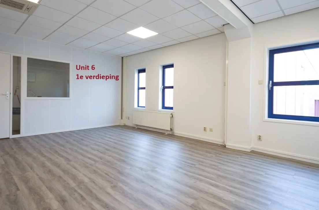 Lichte, lege kantoorruimte met laminaatvloer en drie ramen, gelegen in Unit 6 op de eerste verdieping.
