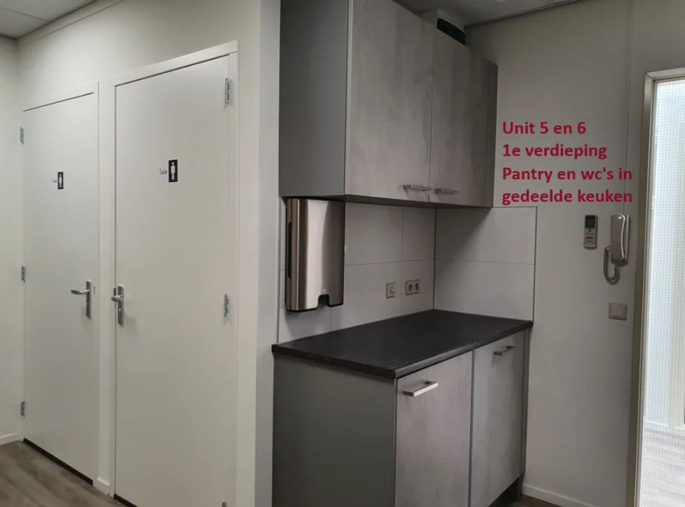 Gedeelde kitchenette met twee toiletten in een bedrijfsruimte op de eerste verdieping van Bergveste, units 5 en 6.