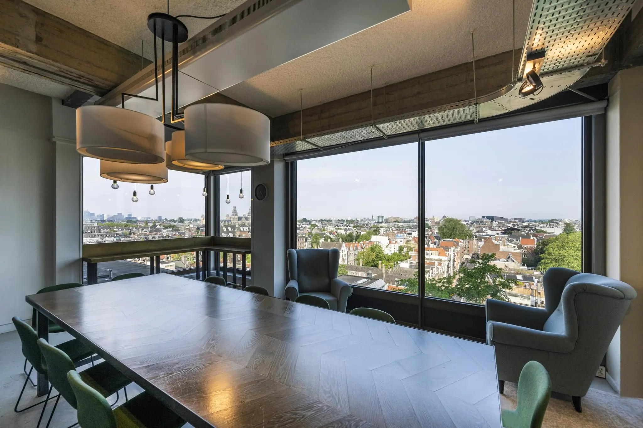 Vergaderruimte aan de Vijzelstraat met grote ramen en uitzicht over de stad Amsterdam.