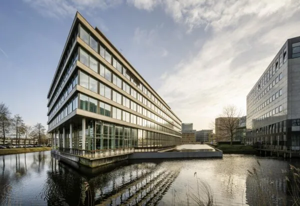 Modern kantoorgebouw aan het water op het John M. Keynesplein in Amsterdam.