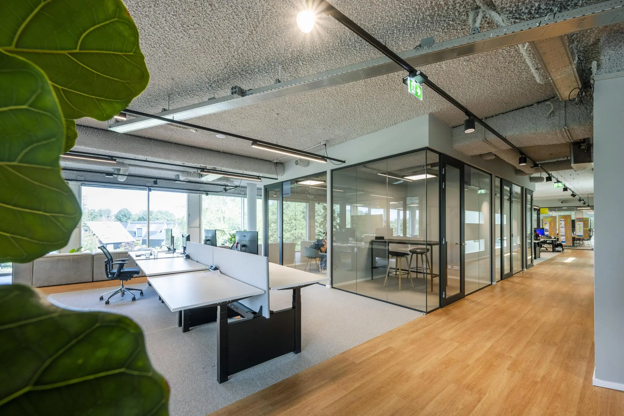 Moderne kantooretage aan het John M. Keynesplein met glazen vergaderruimtes, open werkplekken en veel daglicht.