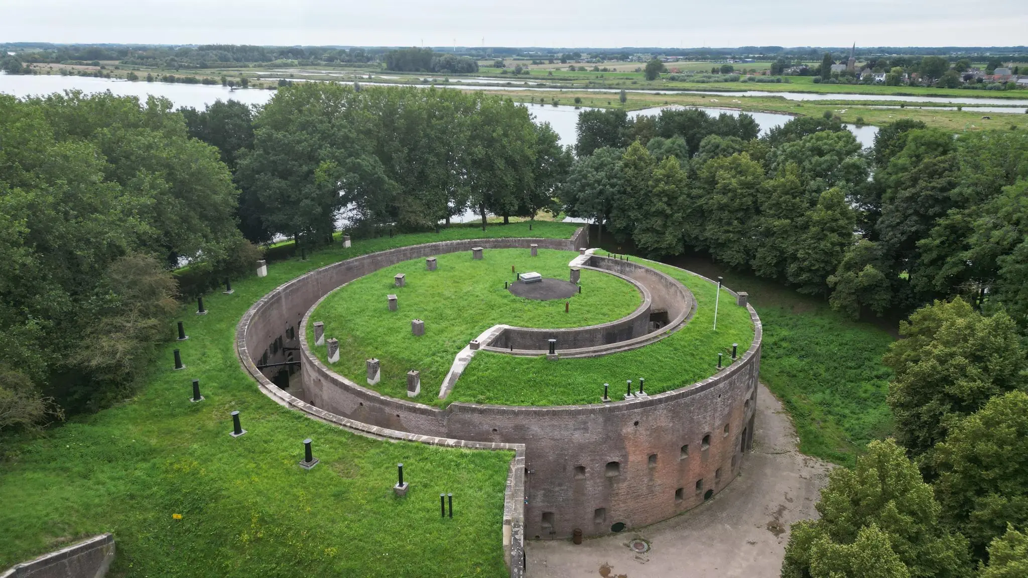 Luchtfoto van Fort Honswijk aan de Lekdijk, omringd door groen en water.