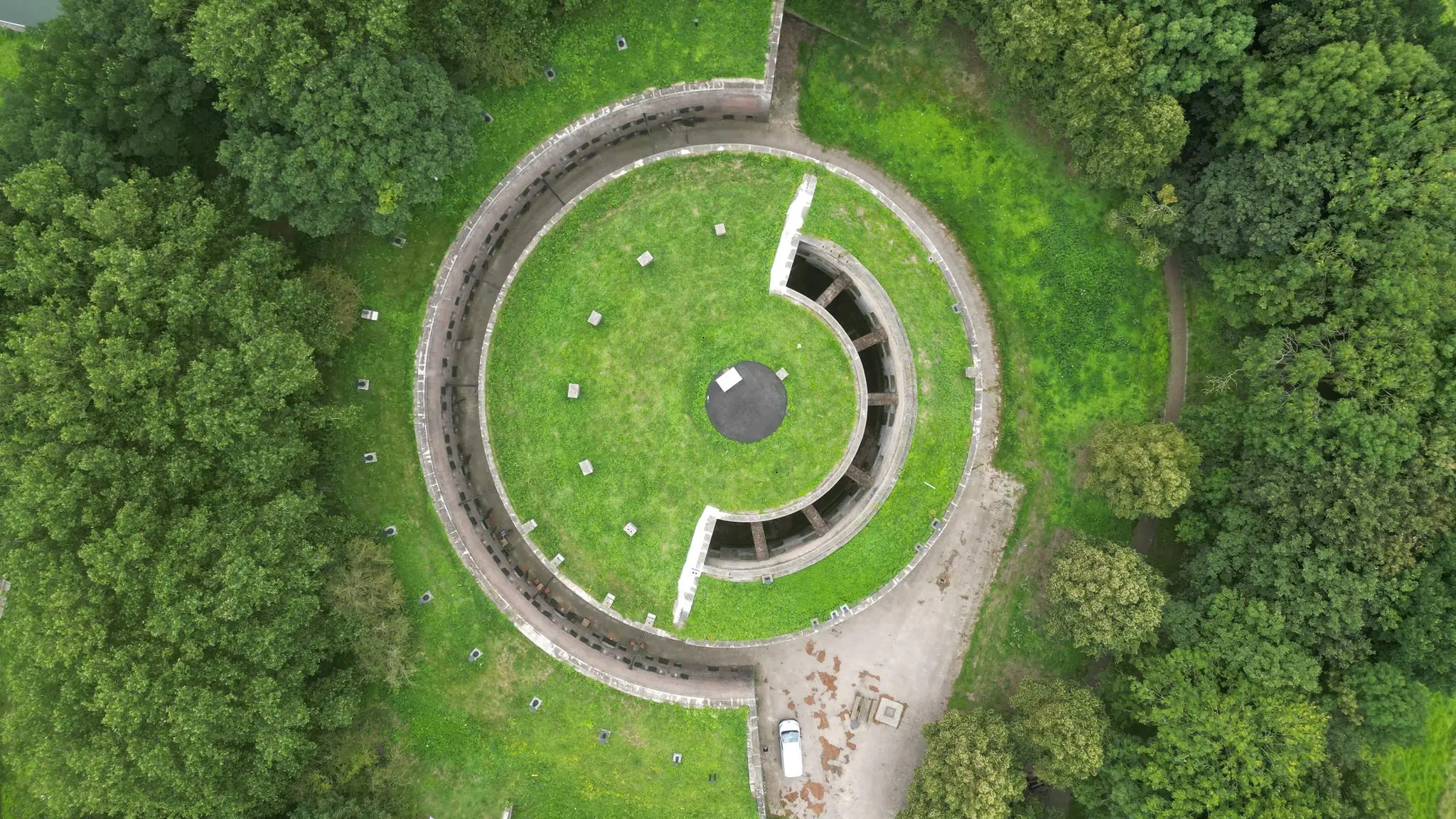 Luchtfoto van fort bij de Lekdijk met ronde structuur omringd door gras en bomen.