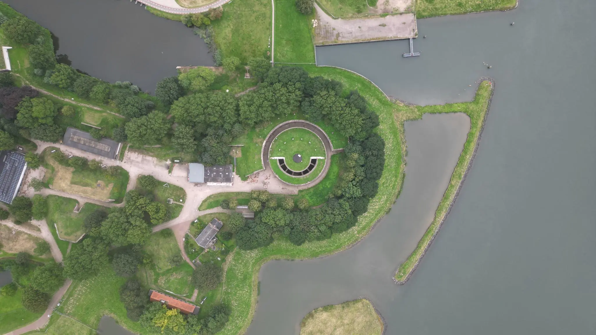 Luchtfoto van Fort Honswijk aan de Lekdijk, omgeven door groen en water.