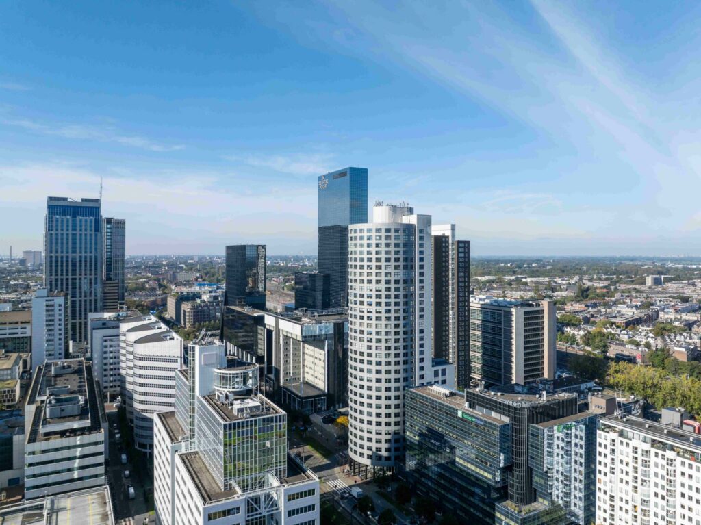 Luchtfoto van moderne kantoorgebouwen en hoge woontorens aan het Weena in het centrum van Rotterdam.