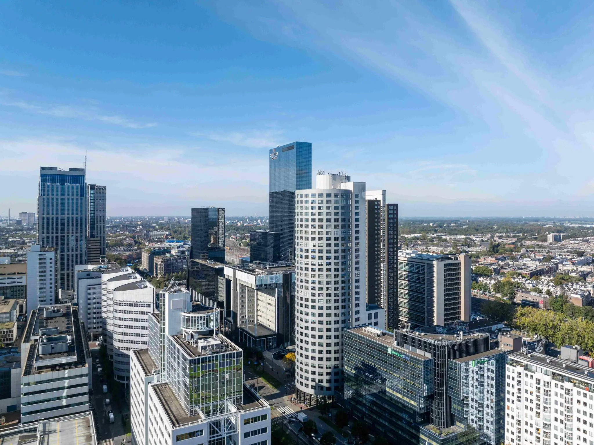 Luchtfoto van moderne kantoorgebouwen en hoge woontorens aan het Weena in het centrum van Rotterdam.