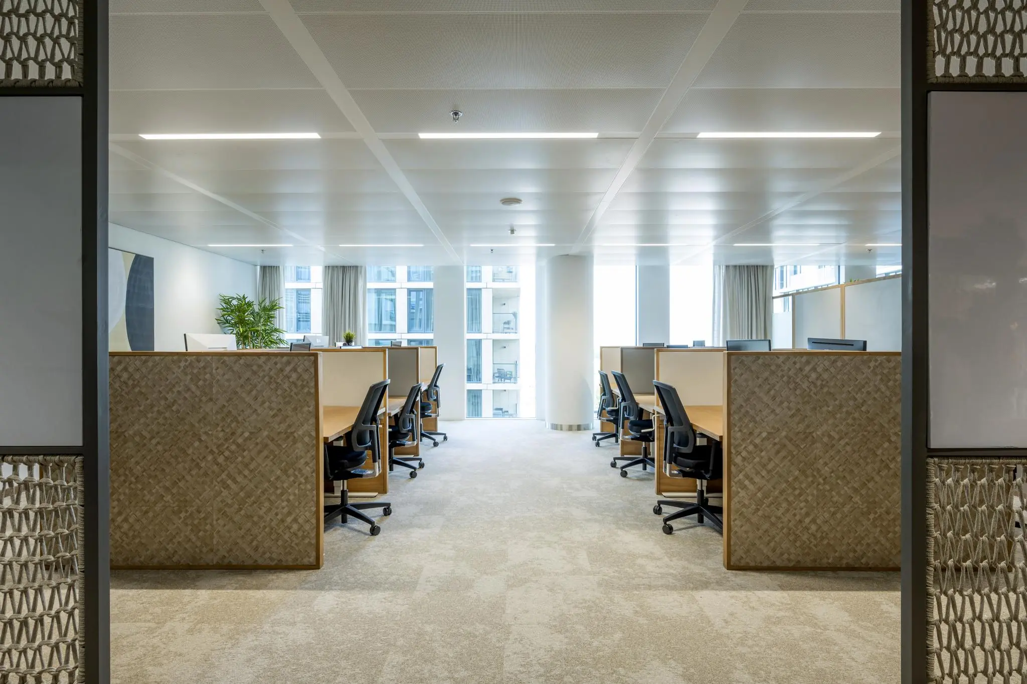 Modern kantoorgedeelte op het Stadsplateau met bureaus, ergonomische stoelen en natuurlijk lichtinval.