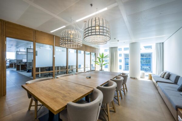Vergaderruimte Stadsplateau met grote houten tafel, moderne stoelen en veel daglicht.