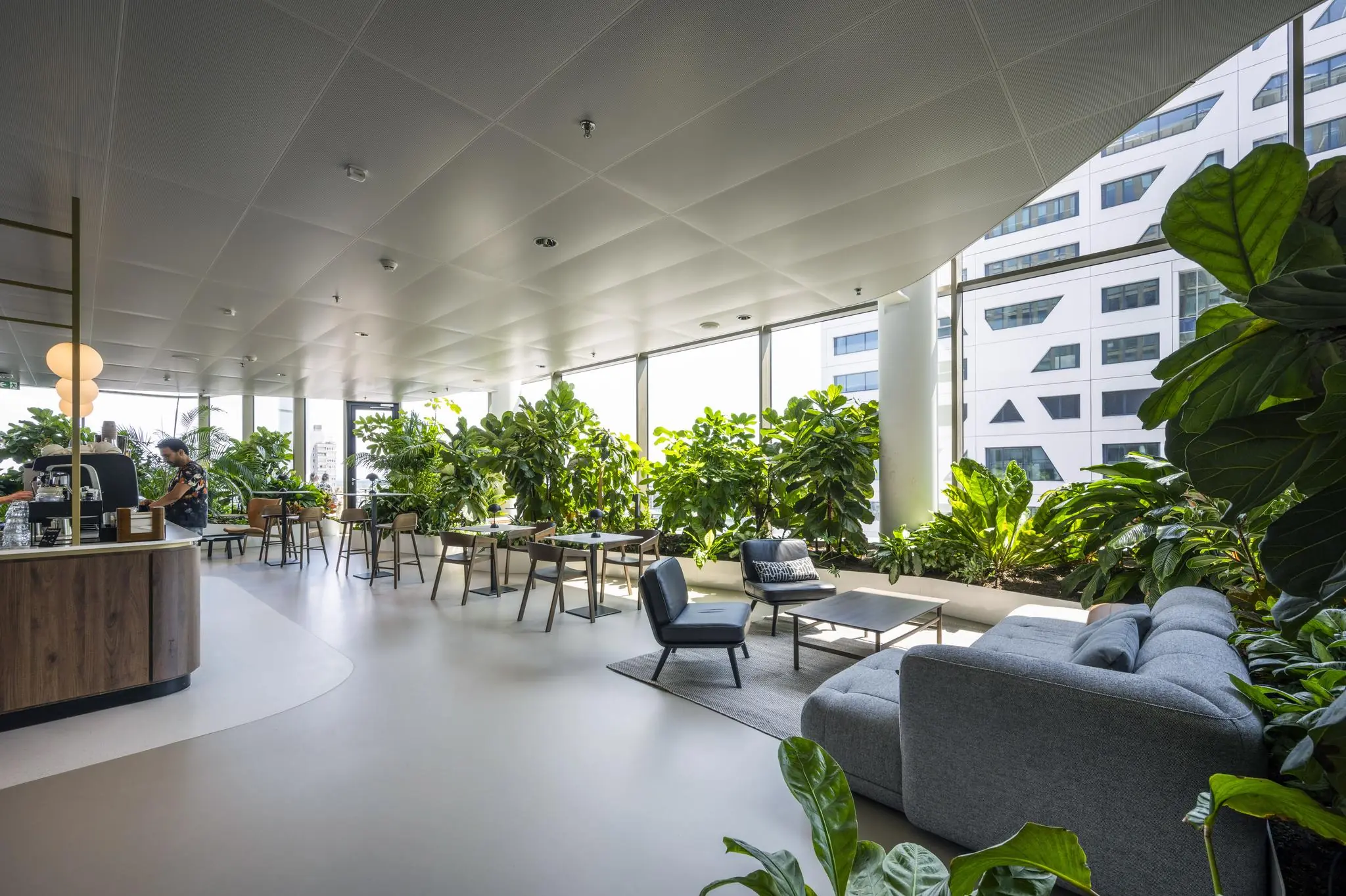 Moderne en licht ingerichte zithoek met veel groen en uitzicht op het Stadsplateau in Utrecht.