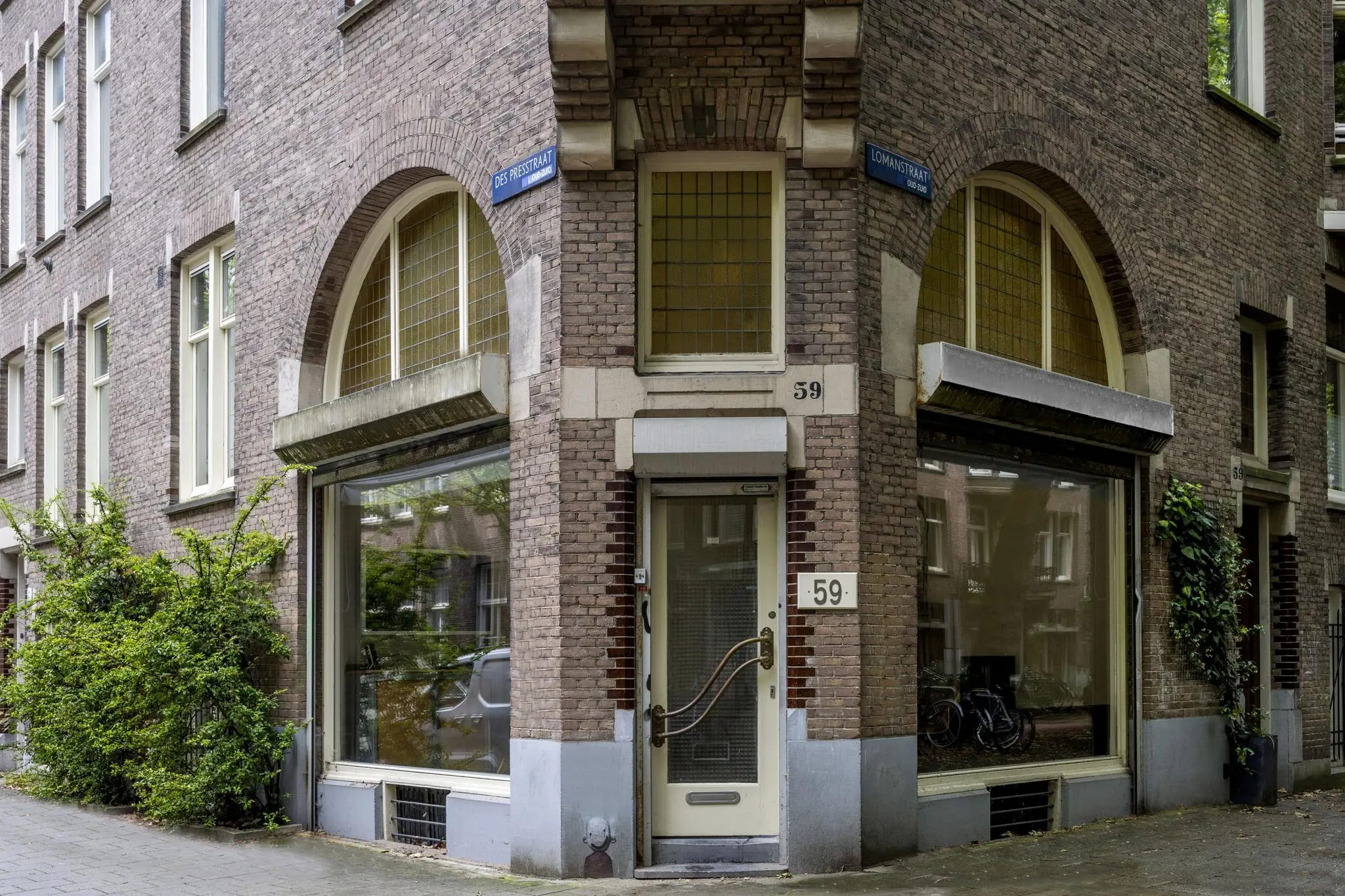 Hoekpand met huisnummer 59 op de kruising van de Lomanstraat en de Des Presstraat in Amsterdam.