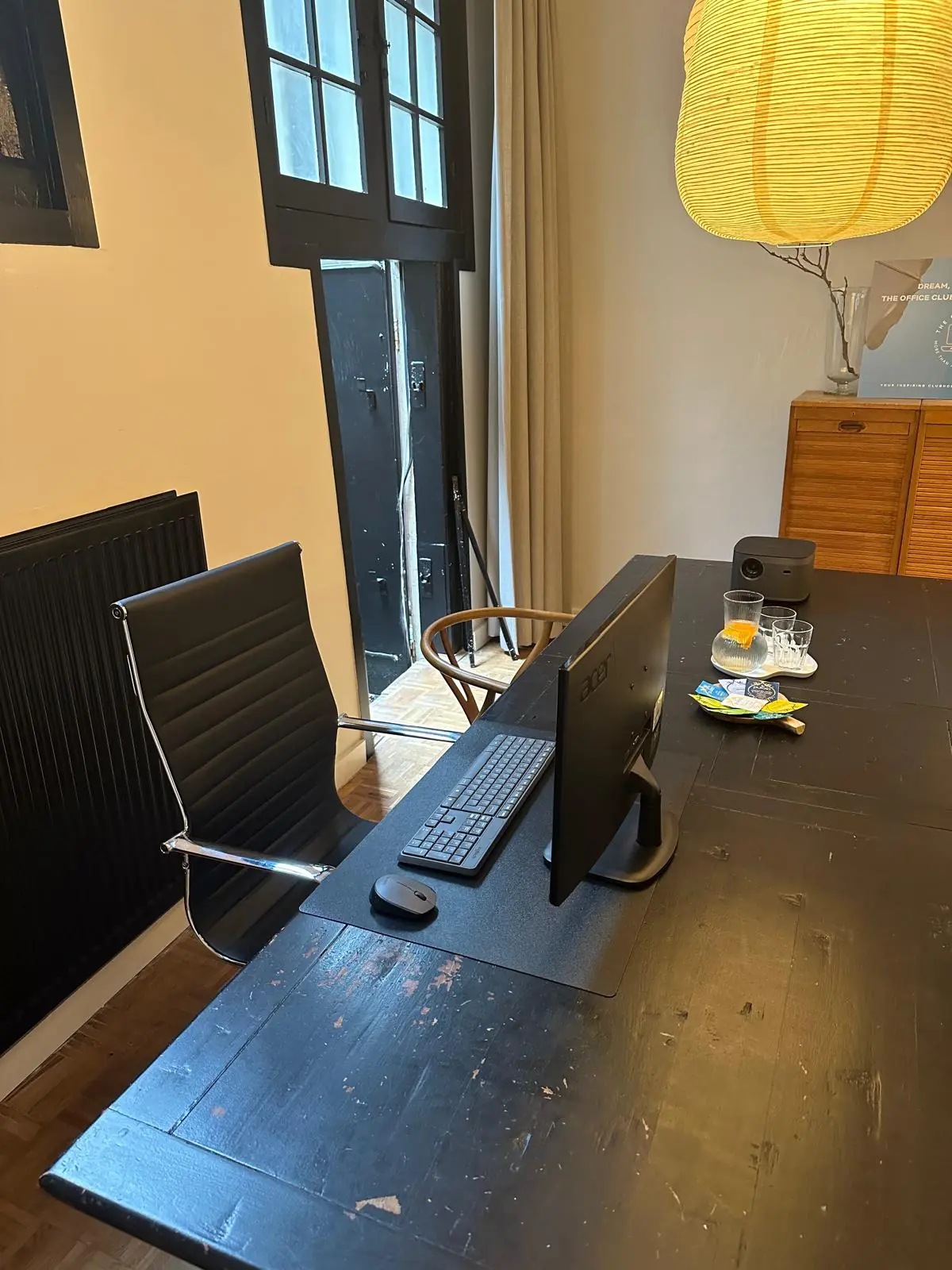 Zwarte werktafel met computeropstelling in een stijlvolle kantoorruimte aan de Herengracht.