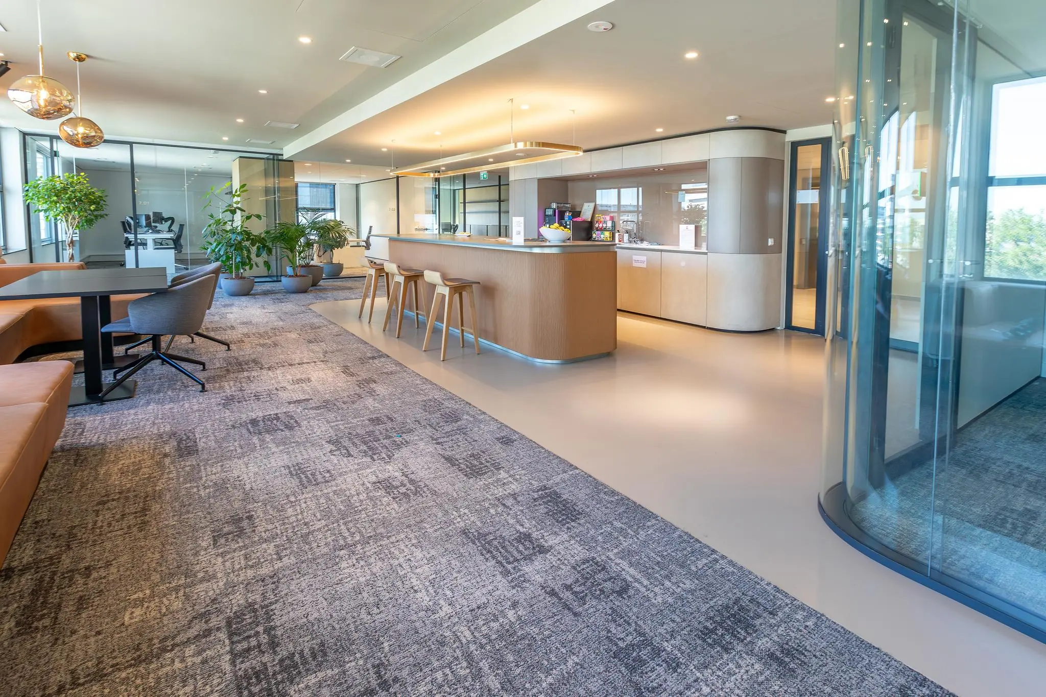 Moderne en licht ingerichte kantoorruimte aan het Weena met een open keuken, zitgedeelte en glazen vergaderruimtes.