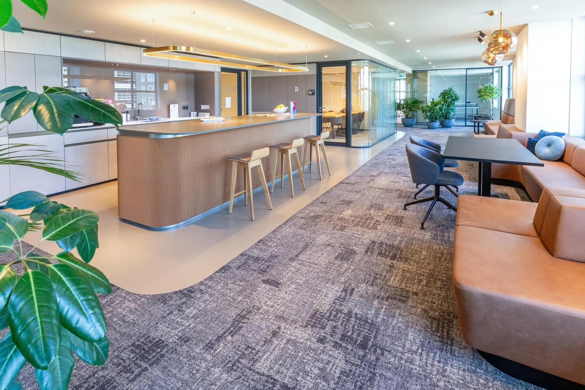 Moderne en kleurrijke kantoorruimte aan het Weena met open keuken, zitplekken en veel daglicht.