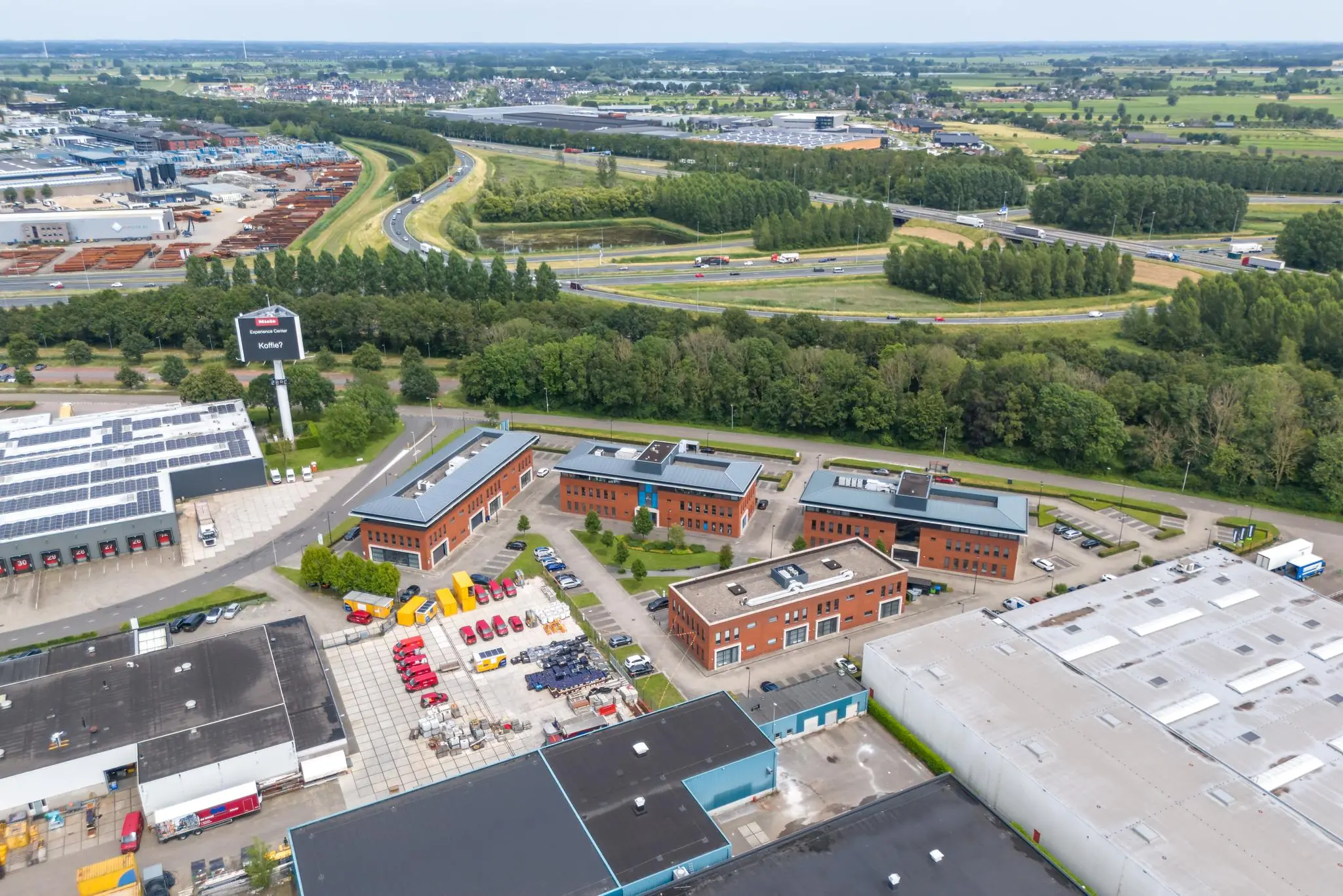 Luchtfoto van bedrijvenpark aan de Laanakkerweg met kantoren, magazijnen en nabijgelegen snelwegen.