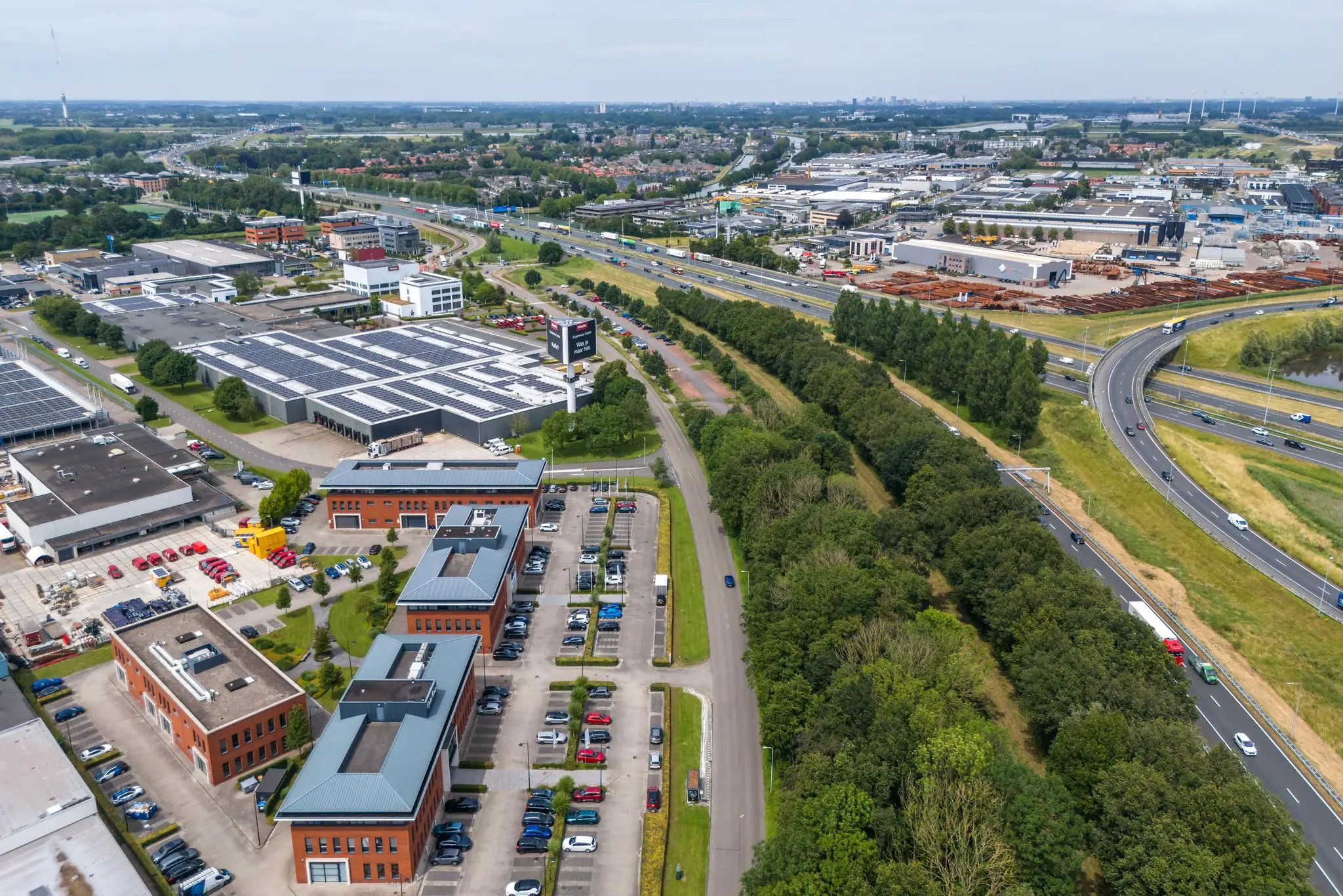 Luchtfoto van bedrijventerrein aan de Laanakkerweg met kantoren, magazijnen en snelwegen in de omgeving.