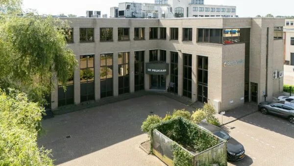 Kantoorgebouw "De Pelikaan" aan de Ligusterbaan met het logo van IdentityWorks op de gevel.