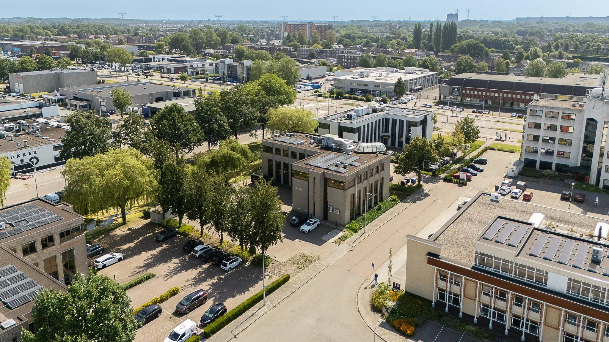 Luchtfoto van bedrijventerrein Ligusterbaan met diverse kantoorgebouwen, parkeerplaatsen en omliggende infrastructuur.