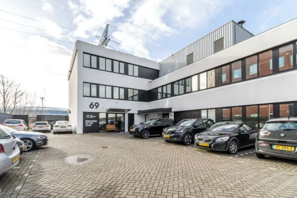 Modern kantoorpand aan de Savannahweg 69 in Utrecht met parkeerplaatsen voor de deur.