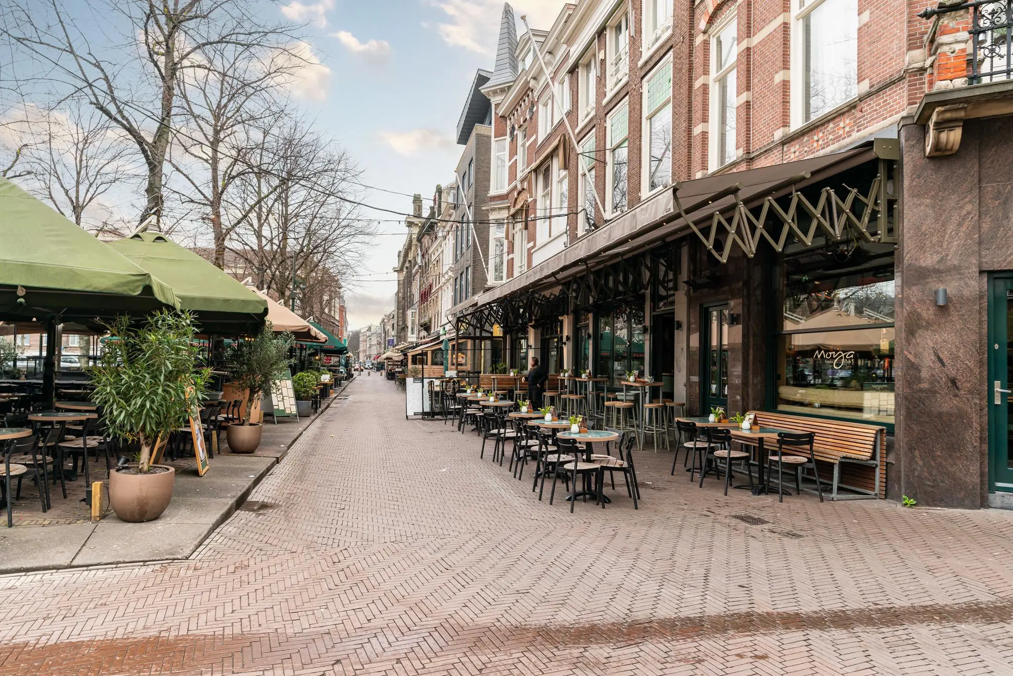 Gezellige horecastraat met terrassen en restaurants aan het Plein in Den Haag.