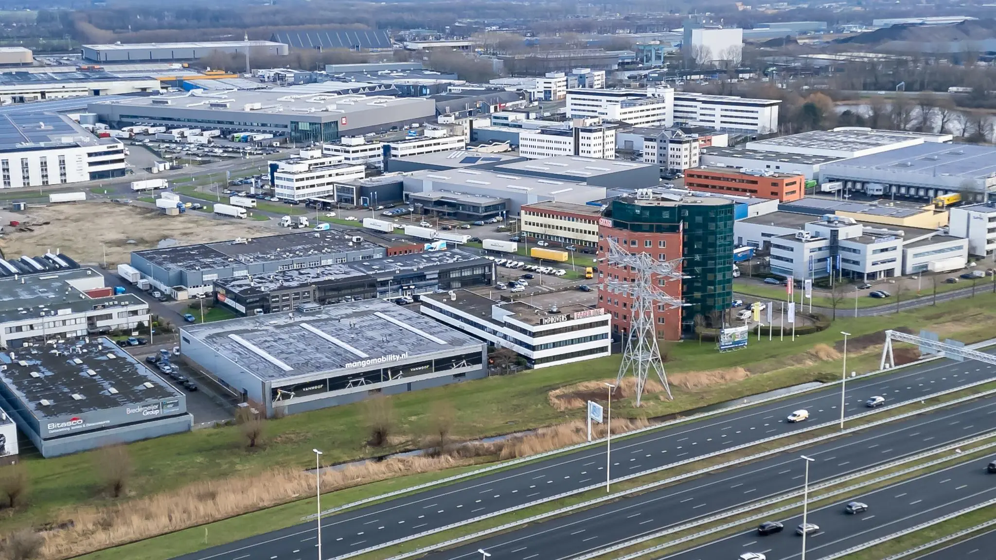 Luchtfoto van een bedrijventerrein aan de Savannahweg in Utrecht met zicht op kantoren, magazijnen en de naastgelegen snelweg.
