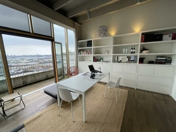 Modern kantoorinterieur aan de Danzigerkade met open schuifdeur en uitzicht op het havengebied.