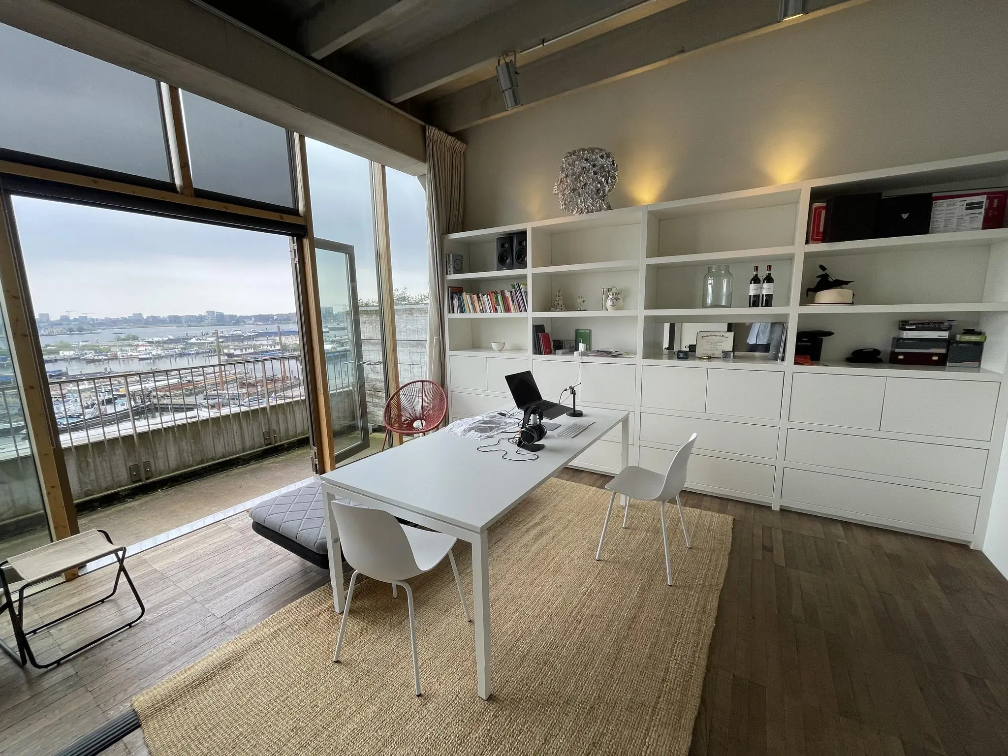 Modern kantoorinterieur aan de Danzigerkade met open schuifdeur en uitzicht op het havengebied.