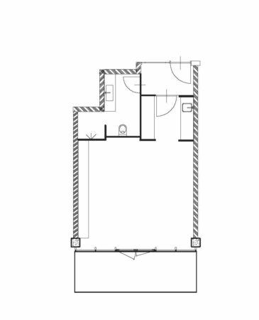 Plattegrond van een appartement aan de Danzigerkade met indeling van woonruimte, badkamer, toilet en balkon.