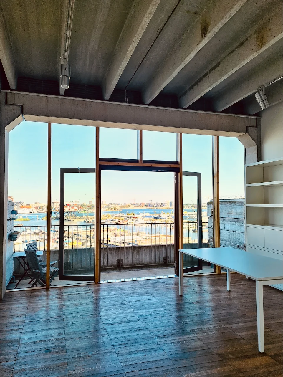 Lichte, industriële kantoorruimte aan de Danzigerkade met uitzicht op het IJ en de Amsterdamse haven.