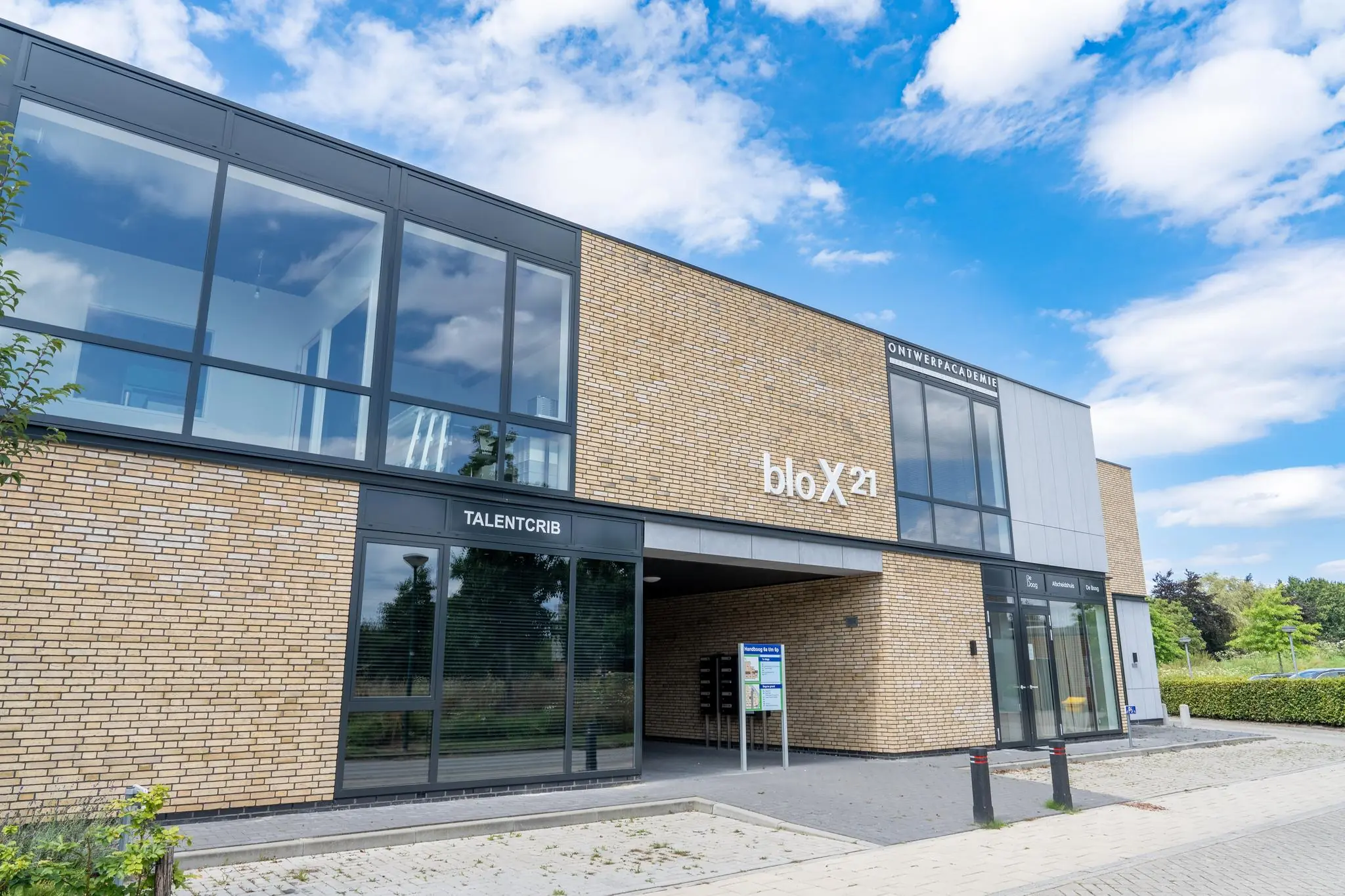 Modern schoolgebouw van de Ontwerpacademie met de naam bloX21 en Talentcrib-ingang.