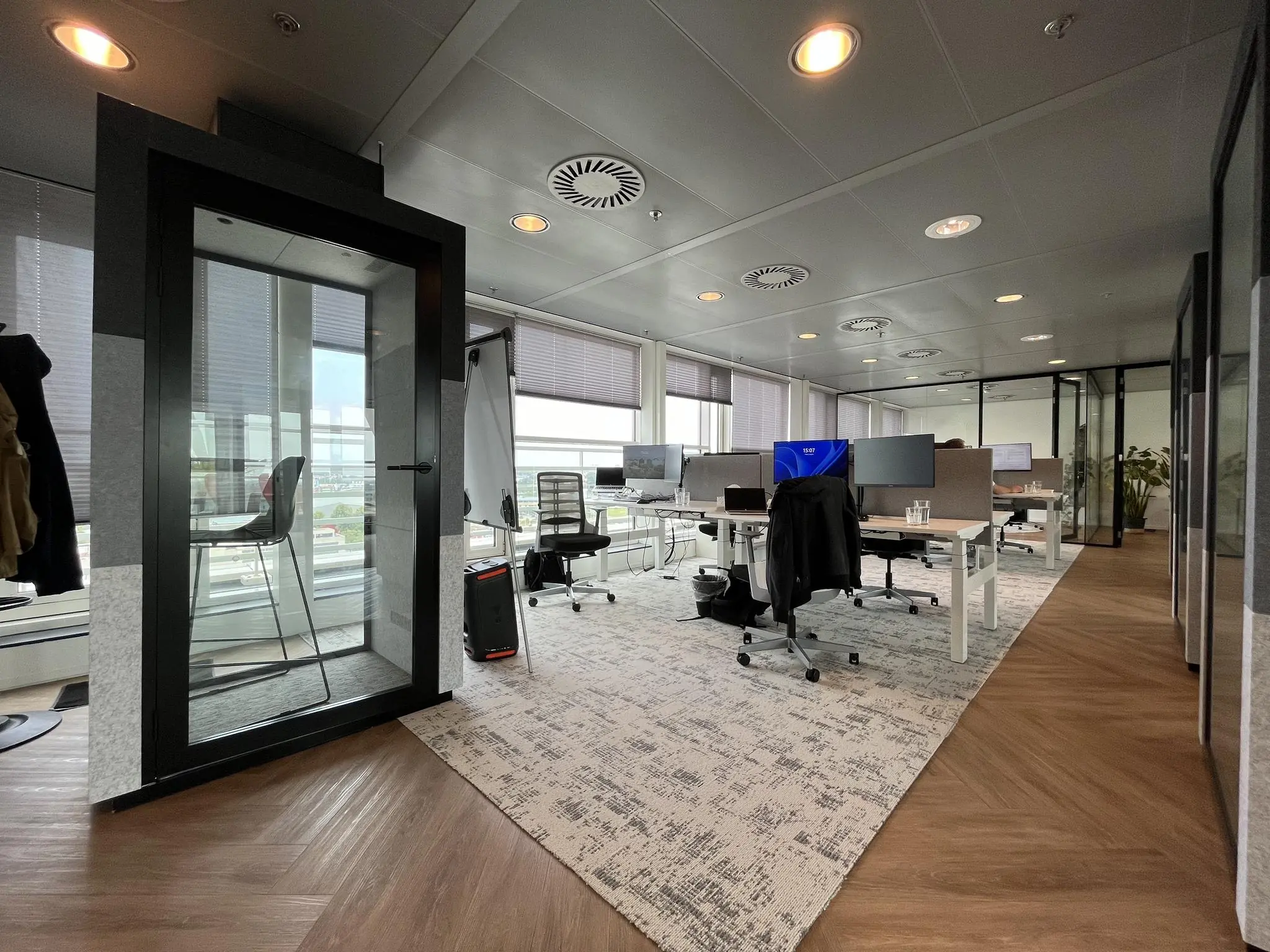 Modern kantoorinterieur aan de Reactorweg met werkplekken, een belcel en grote ramen met uitzicht.