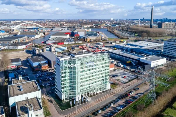 Luchtfoto van een kantoorgebouw aan de Reactorweg in Utrecht, omringd door industriële panden en een kanaal.
