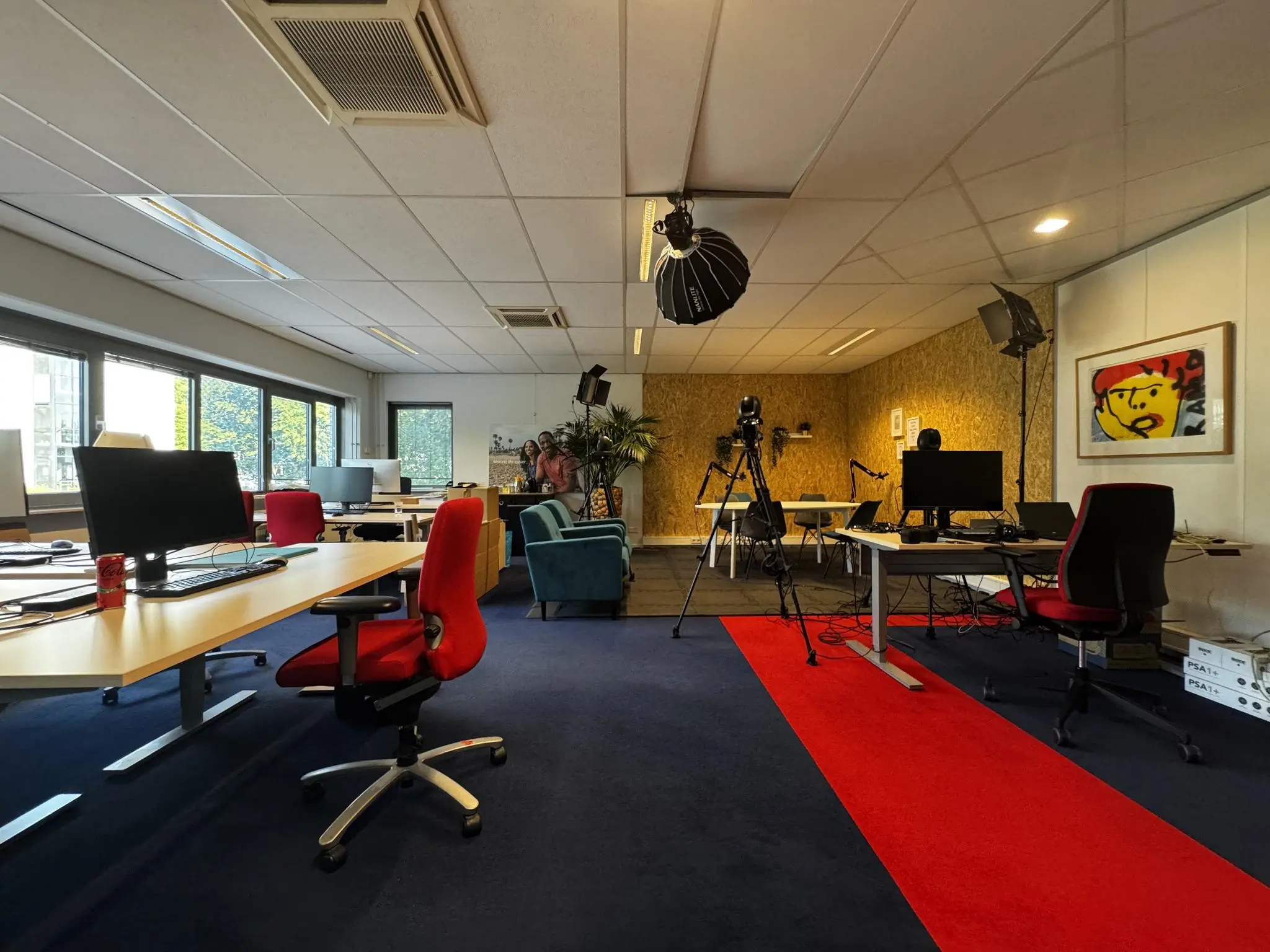 Moderne kantoorruimte aan de Softwareweg met werkplekken, studioruimte en opnameapparatuur.