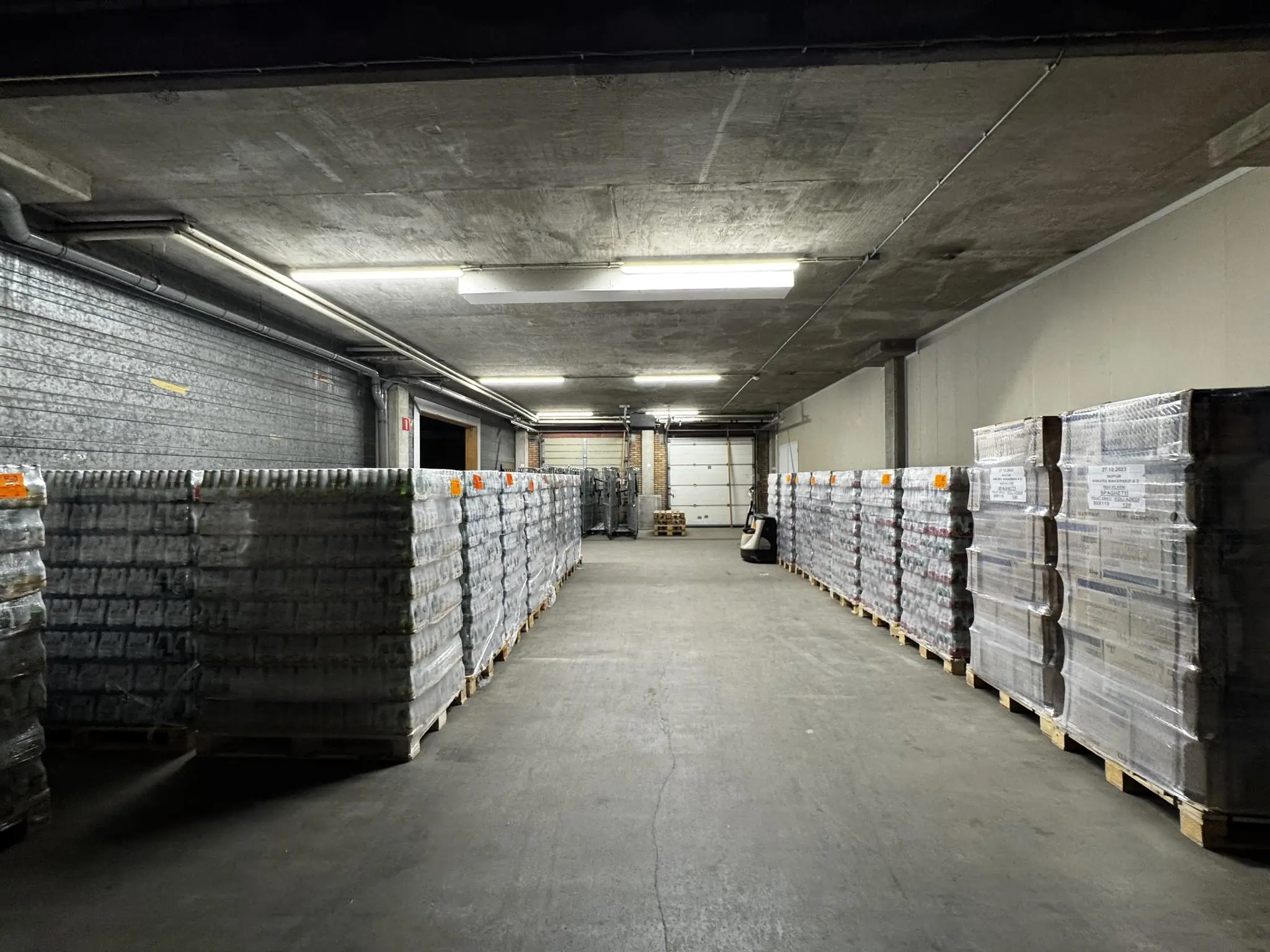 Lange opslagruimte aan de Lorentzweg gevuld met gestapelde pallets verpakte goederen.