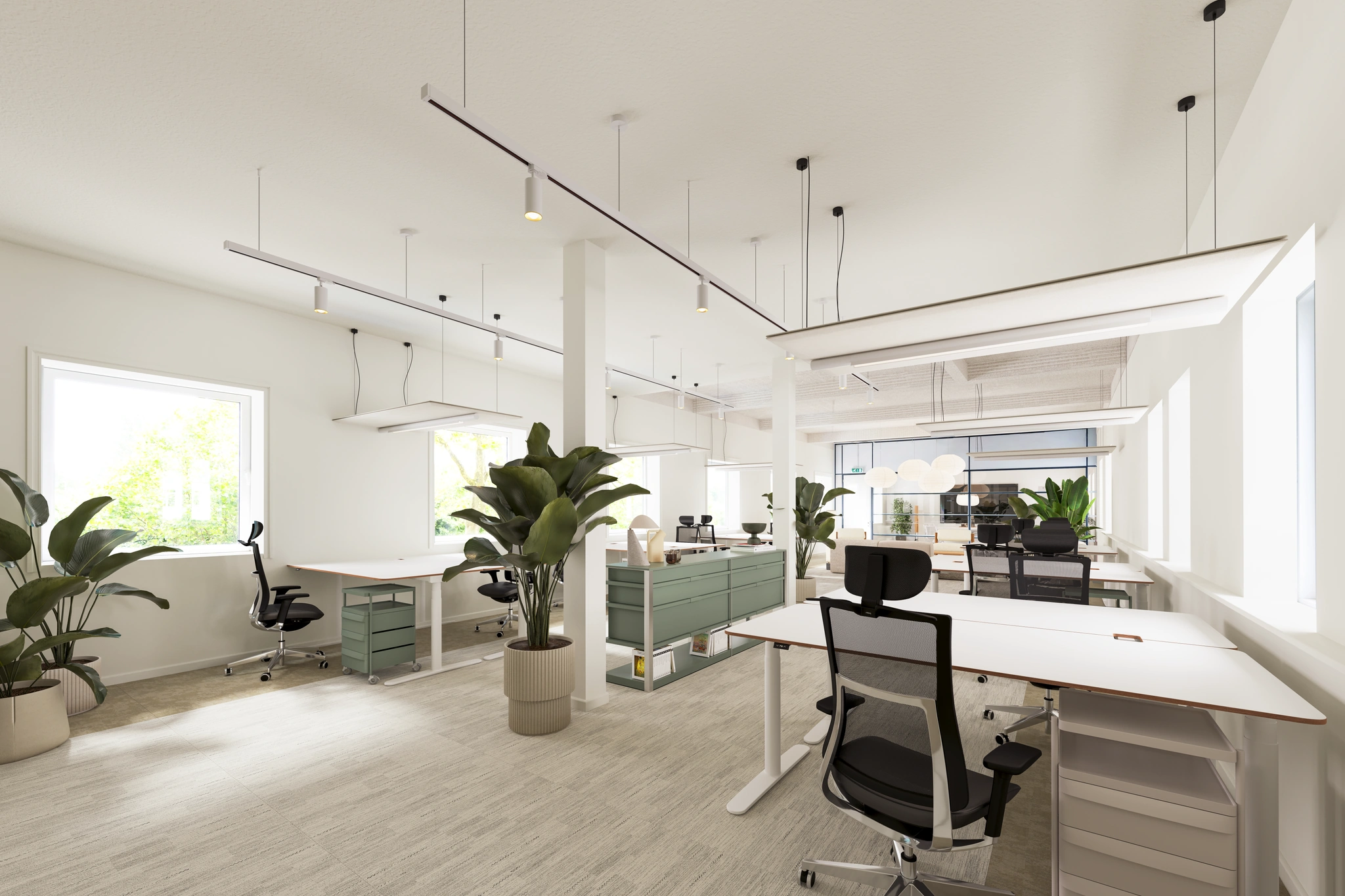 Modern, licht en groen ingericht kantoorinterieur aan de Vliegtuigstraat met bureaus, ergonomische stoelen en grote planten.