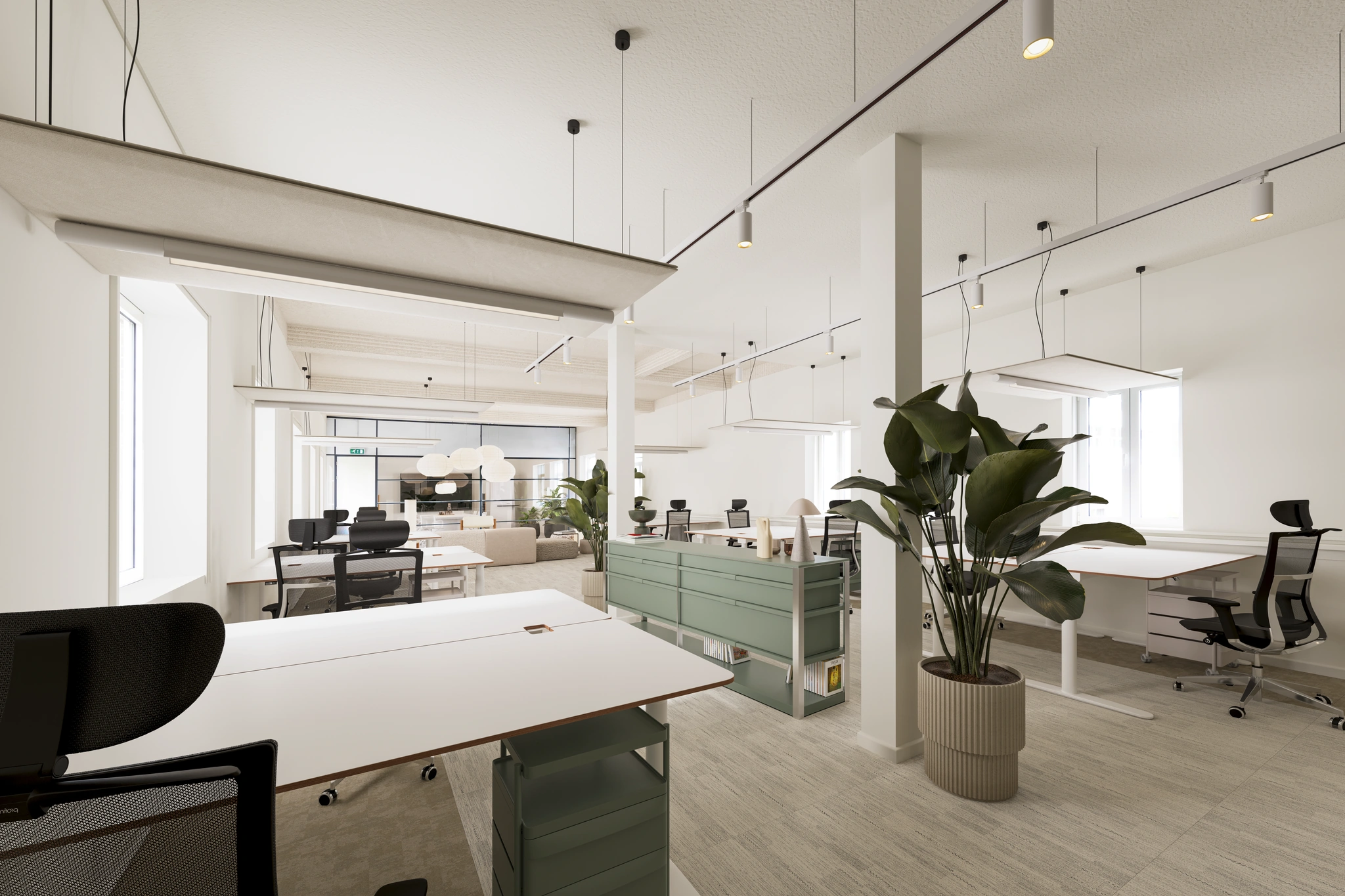 Modern en licht kantoorinterieur aan de Vliegtuigstraat met werkplekken, groene kasten en grote kamerplant.