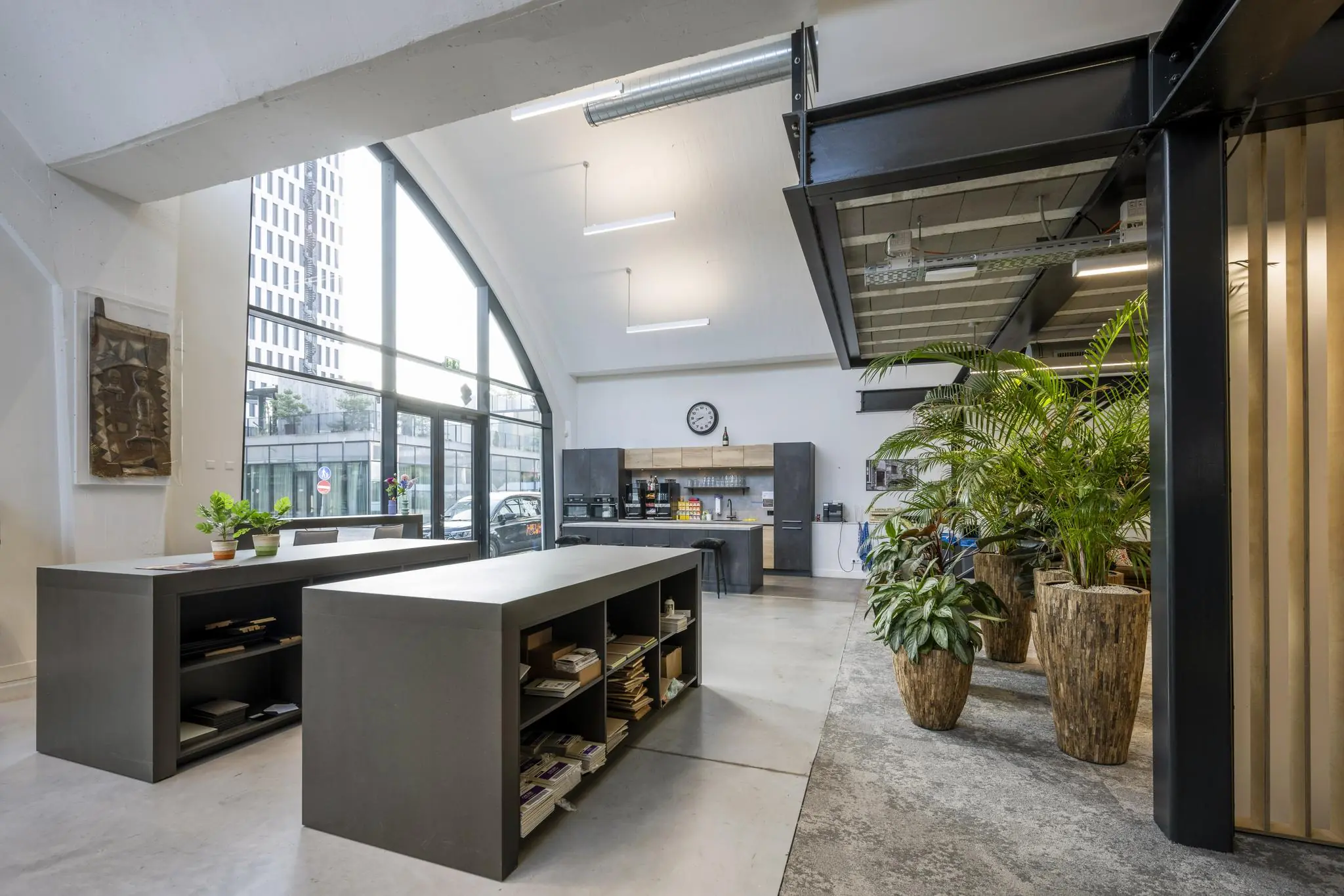 Moderne kantoorruimte aan de Abram Dudok van Heelstraat met grote raampartijen, een open keuken en veel groen.