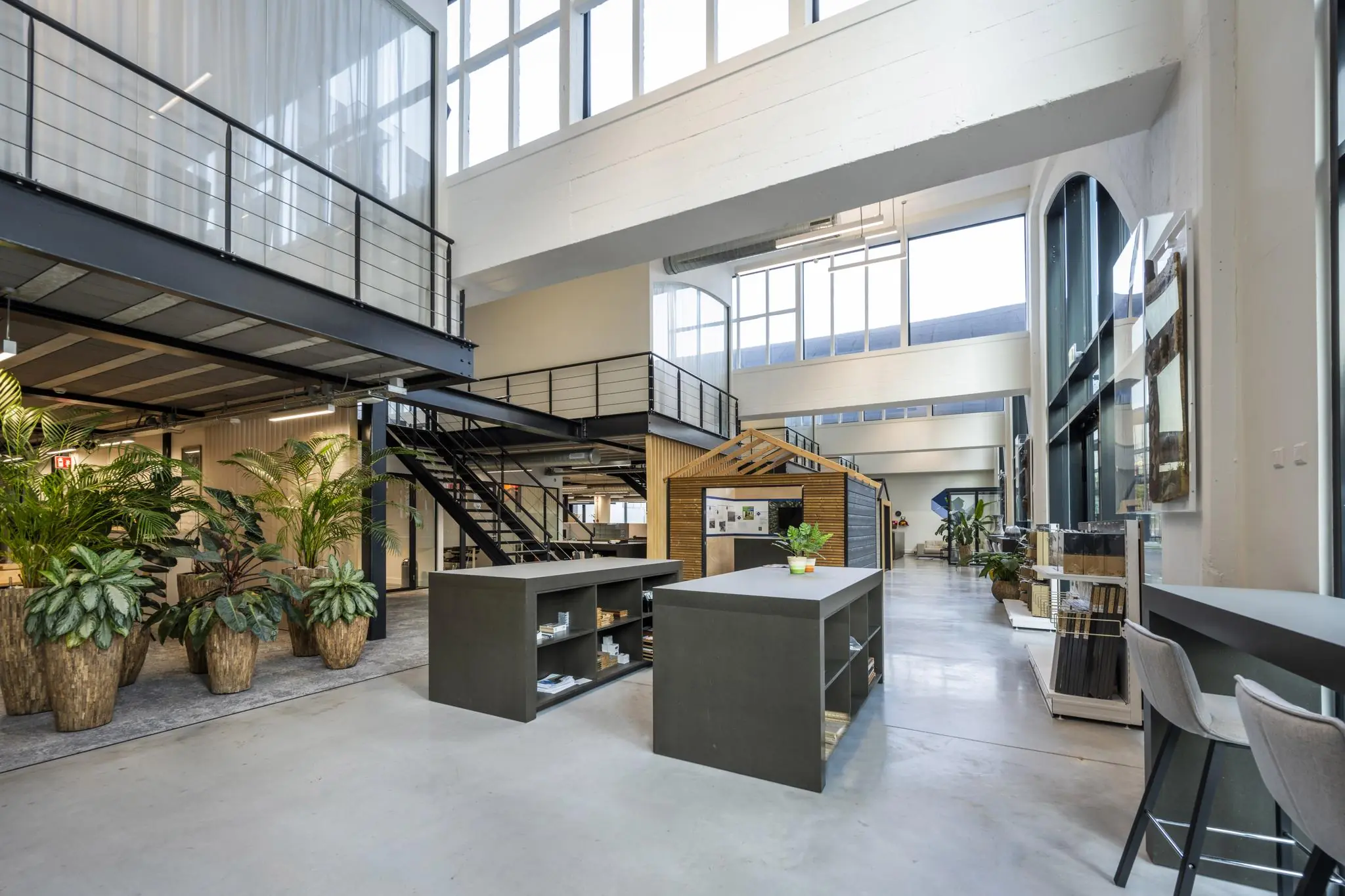 Moderne, lichtovergoten kantoorruimte aan de Abram Dudok van Heelstraat met industrieel interieur, open verdiepingen en veel groen.