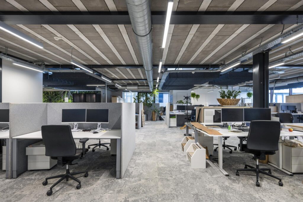 Moderne open kantoorruimte aan de Abram Dudok van Heelstraat met werkplekken, bureaustoelen en veel natuurlijk licht.