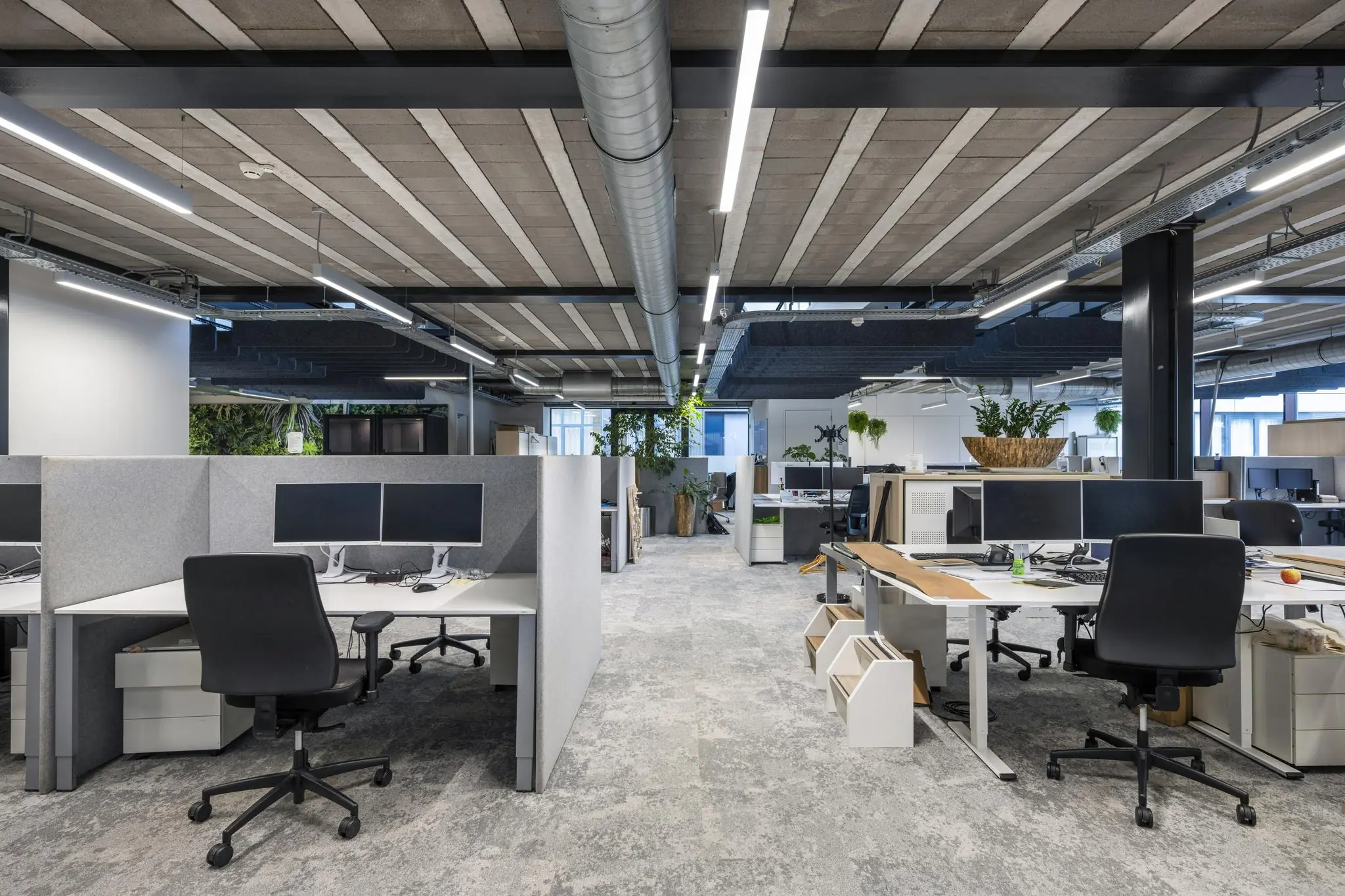 Moderne open kantoorruimte aan de Abram Dudok van Heelstraat met werkplekken, bureaustoelen en veel natuurlijk licht.