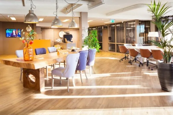 Moderne en sfeervolle kantoorruimte aan de Zaagmolenlaan met houten vloeren, designmeubilair en veel natuurlijk licht.