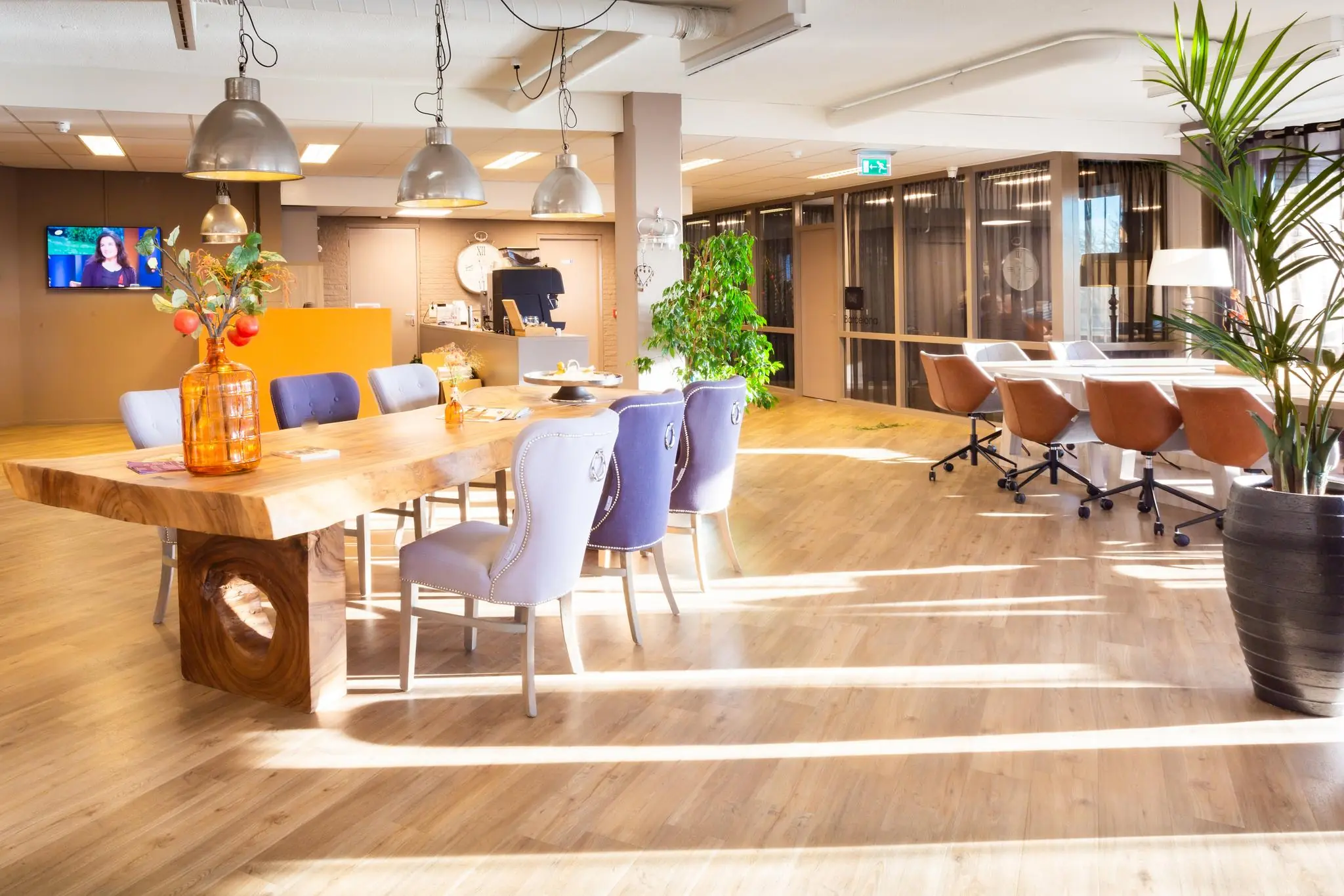 Moderne en sfeervolle kantoorruimte aan de Zaagmolenlaan met houten vloeren, designmeubilair en veel natuurlijk licht.