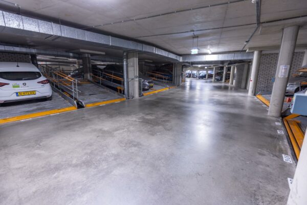 Ondergrondse parkeergarage aan de Bezuidenhoutseweg met meerdere auto's op een parkeerliftsysteem.